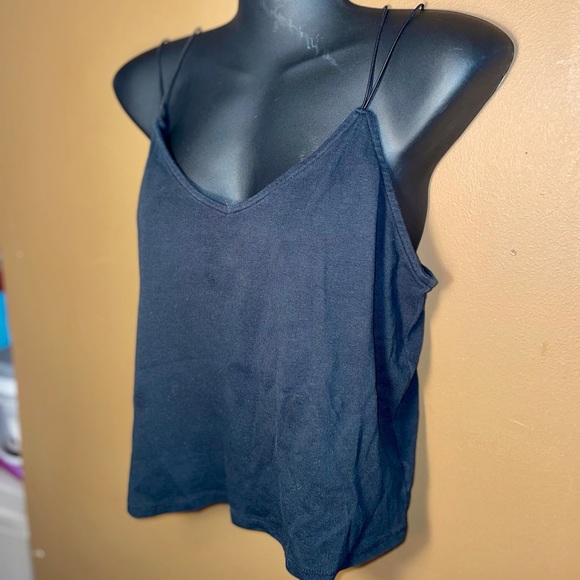 Women’s pretty black essential crop-like tank top with double wire straps - Picture 2 of 6
